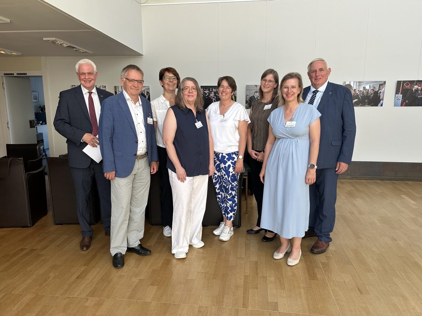 Gruppenfoto im Landtag mit Minister Laumann und Vertretern von Caritas, SkF und Diakonie nach Gespräch über soziale Hilfen.