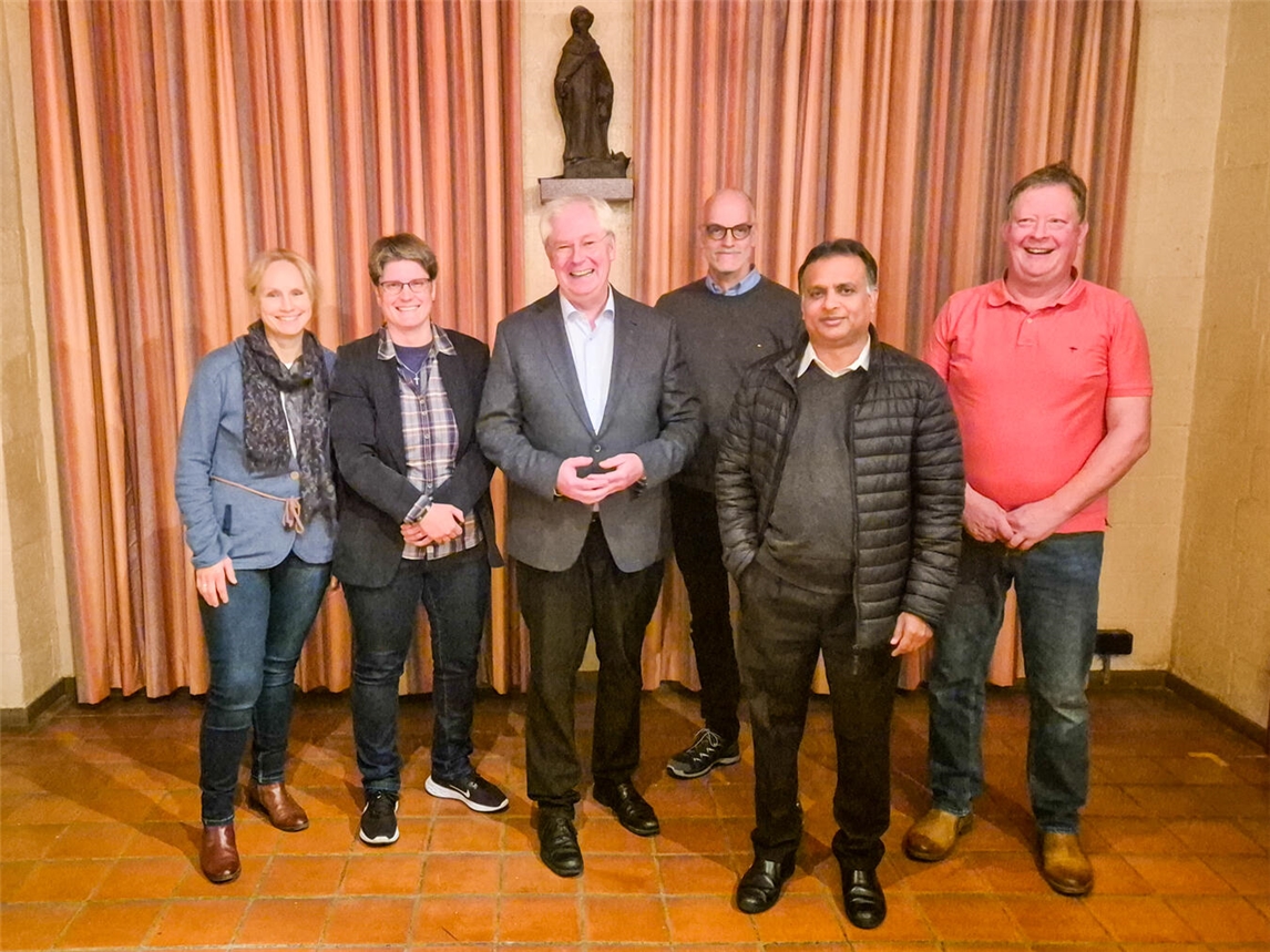 Nach dem Gespräch (v.l.): Christiane Wirtz vom Pfarreiteam, Kirsten Ebben, Bischöfliche Beauftragte im Dekanat Goch, Pfarrer Martin Ahls, Diakon Ludger Broeckmann, Pfarrverwalter Pater Varghese Kurian Panakalam und Peter Quinders vom Kirchenvorstand. Foto: St. Franziskus