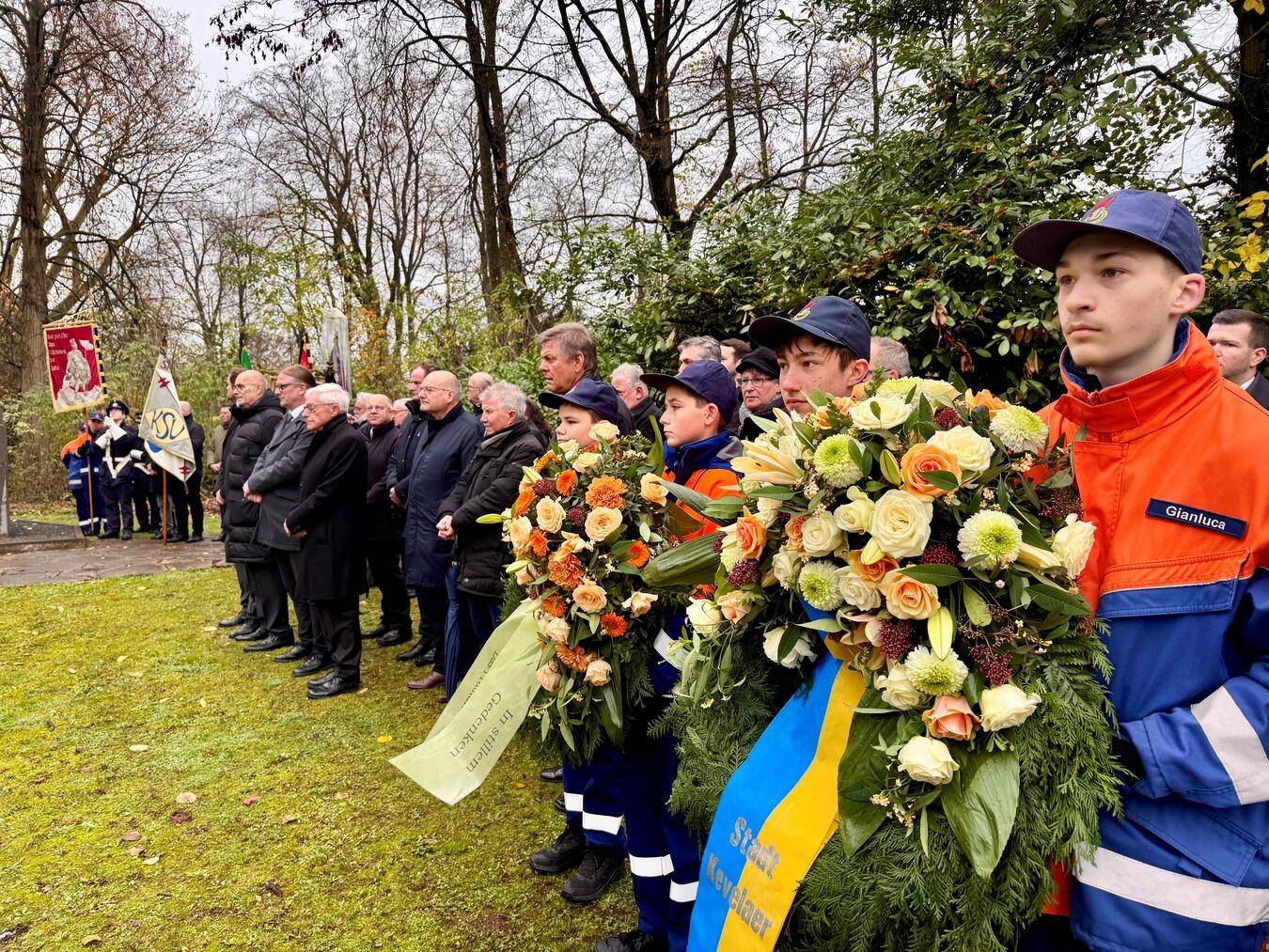 Nach dem Gottesdienst fand die Kranzniederlegung am Ehrenmal statt.Foto: Gesellige Vereine von Kevelaer