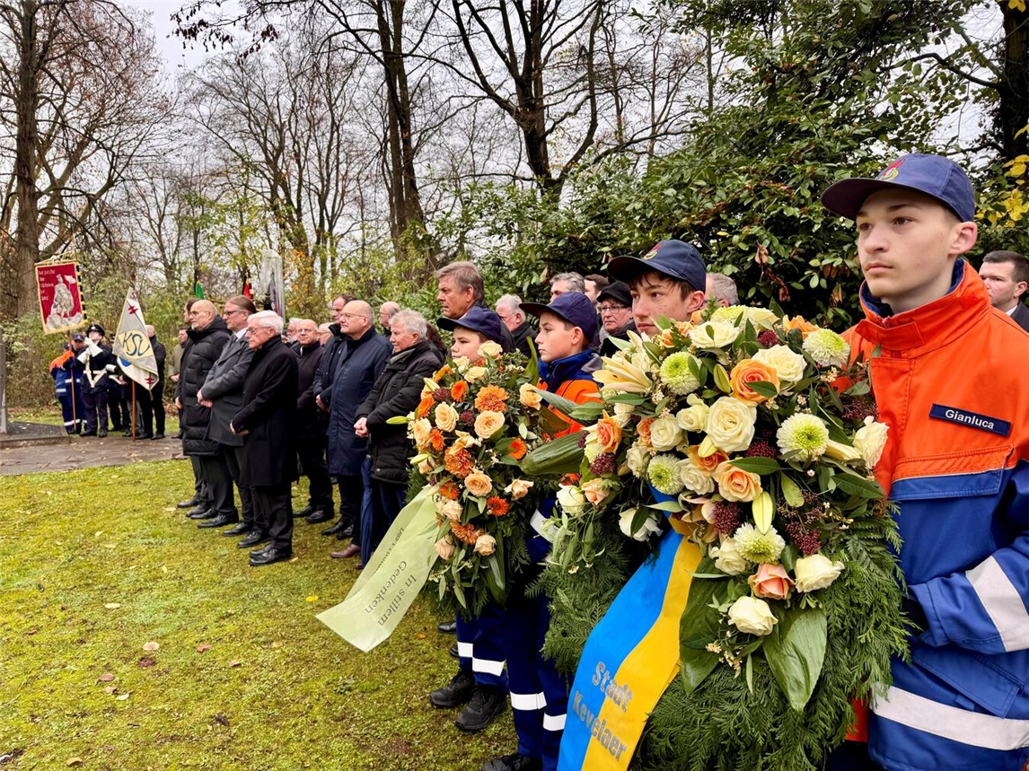 Nach dem Gottesdienst fand die Kranzniederlegung am Ehrenmal statt.Foto: Gesellige Vereine von Kevelaer