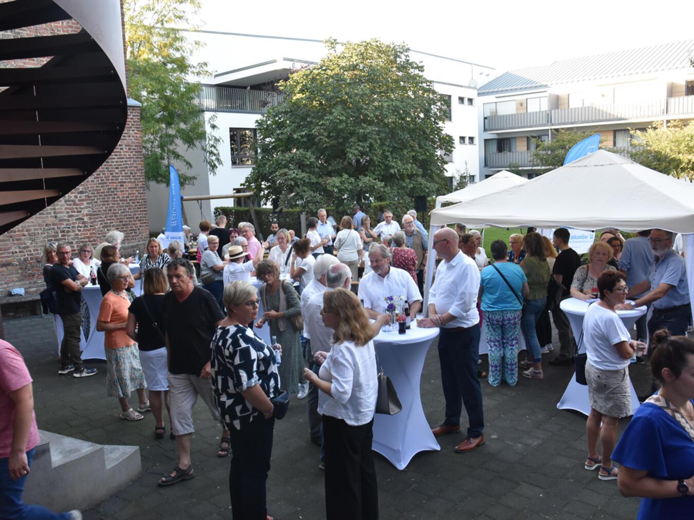Nach dem Gottesdienst wurde das Fest im Gemeindegarten fortgesetzt. Foto: Kirchenkreis