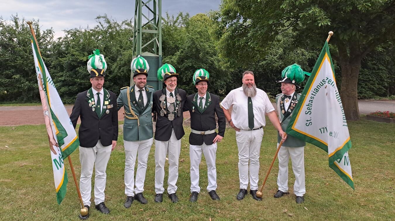 Nach dem Wettbewerb: (v.l.) Fahnenschwenker Tobias Beermann, Minister Jonas Dörenkamp, König Heinz-Theo van Wickeren, Minister Georg Koch, Fahnenschwenker Mark Potthoff und Major Theo Beermann. Foto: Sankt-Sebastianus-Schützenbruderschaft. Foto: Sankt-Sebastianus-Schützenbruderschaft