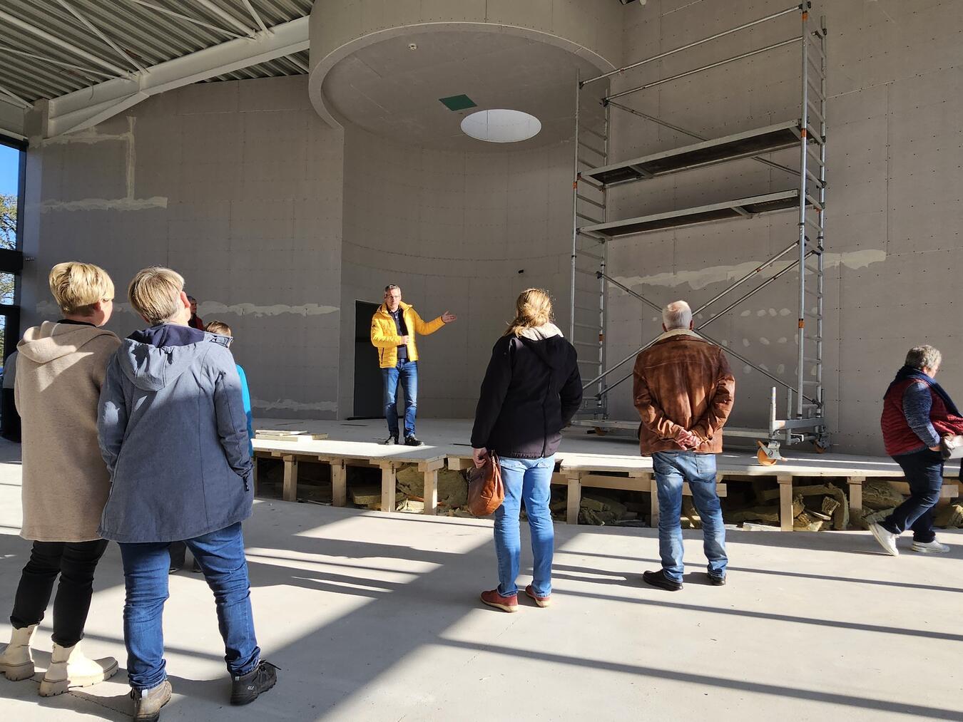 Nach den Gottesdiensten bietet die FeG Uedem seit einigen Wochen Führungen durch den Bau des neuen Gemeindehauses an. Foto: FeG Uedem