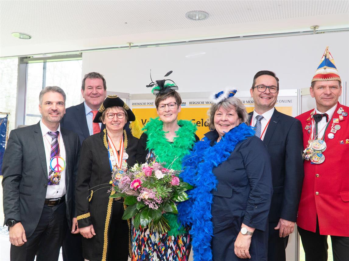 Nach der Coronapause ging es mit dem „Geldersche Draak“ endlich wieder auf die Bühne: Geehrt wurden Monika Friemel (2021), Petra Hilscher (2023) und Marie-Luise Harmsen (2022, v.l.).NN-Foto: Gerhard Seybert