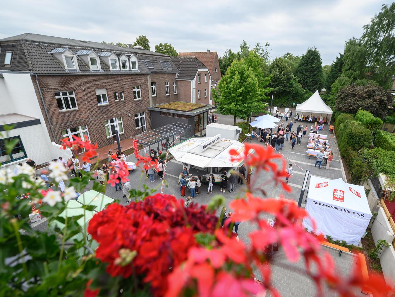 Nach der Einsegnung gab es für Mitarbeiter, Nachbarn und Kooperationspartner ein Hoffest. Foto: Markus van Offern/Caritasverband Kleve