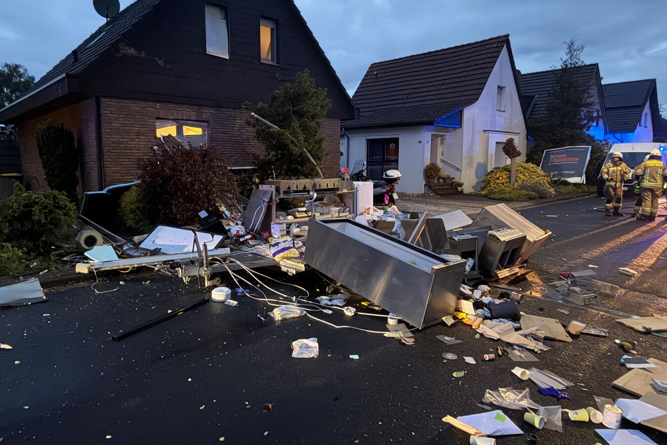 Nach der Explosion eines Imbisswagen sind die Trümmerteile weit verteilt. Foto: Torsten Matenaers