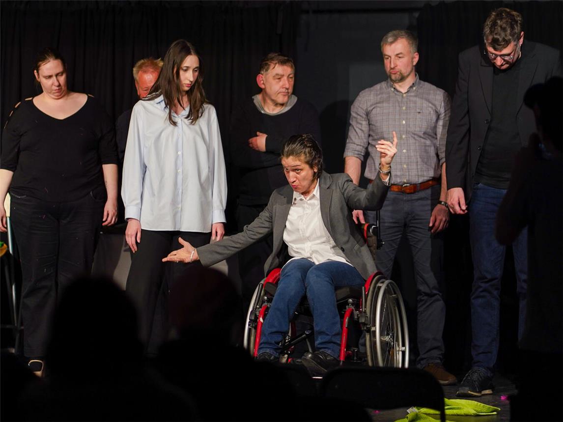 Nach der gelungenen Premiere steht das Fanta-10-Ensemble mit „DFA“ noch zweimal auf der Bühne. Foto: TIK Theater