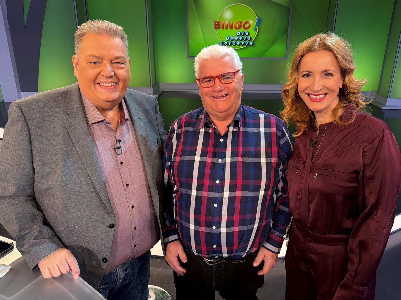 Nach der Live-Sendung gab es für Heinz aus Rees noch ein Erinnerungs-Foto mit den beiden „Bingo!“-Moderatoren Michael Thürnau und Ilka Petersen. Foto: Carina Niemeyer/Büro Michael Thürnau