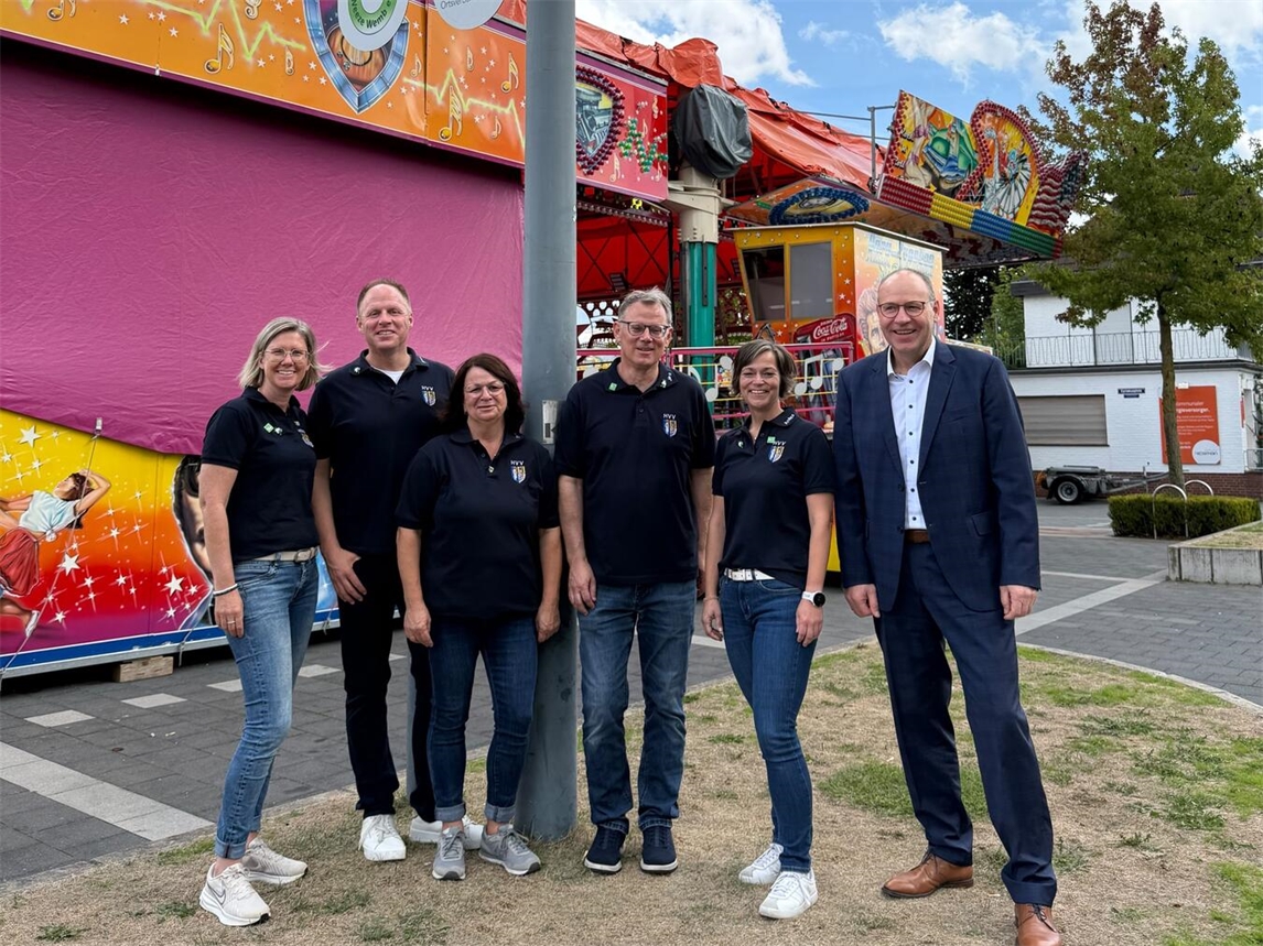 Gruppenfoto bei Shirt-Spende mit Vereinsmitgliedern und Volksbank-Leiter in Weeze.