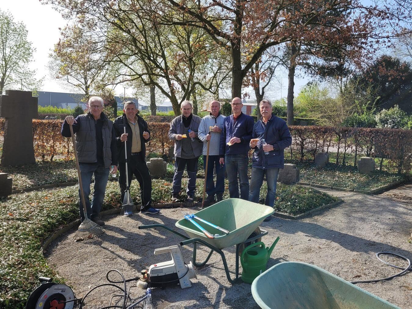 Nach drei Stunden hatten die Helfer ihre Arbeit geschafft. Die Gedenksteine sind nun wieder lesbar. Foto: privat