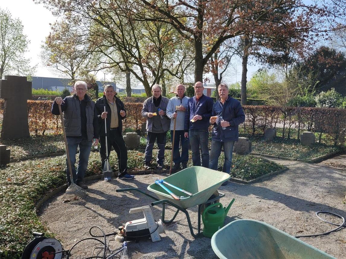 Nach drei Stunden hatten die Helfer ihre Arbeit geschafft. Die Gedenksteine sind nun wieder lesbar. Foto: privat