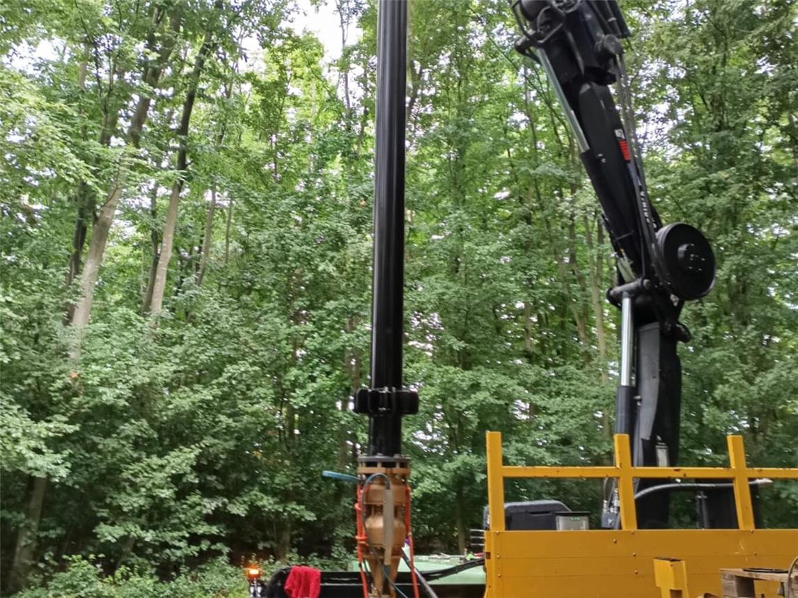 Nach einem Defekt wurde die Unterwasserpumpe in einem Brunnen ausgetauscht. Foto: Stadtwerke Kevelaer