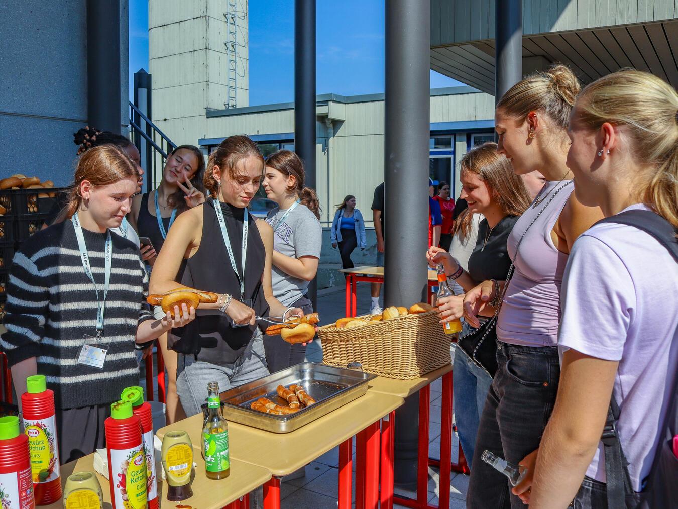 Nach einem erfolgreichen „Day of Caring“ gab es für die Teilnehmer die Gelegenheit, sich bei Würstchen und kalten Getränken über ihre Erfahrungen auszutauschen.Foto: LFS Berufskolleg / Ewald Hülk