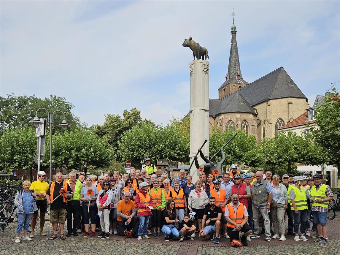 Nach einem gemeinsamen Bild vor dem Gelderner Drachenbrunnen ging es in vier Gruppen mit dem Fahrrad auf Tour.Foto: B. Polixa