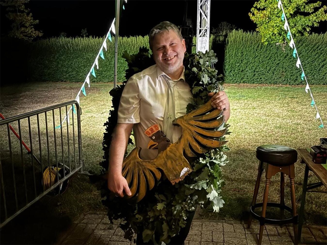 "Dirk Kosmell holt Vogel ab, wird Schützenkönig in Hönnepel, Schützenfest 2023, St. Antonius Schützenbruderschaft"
