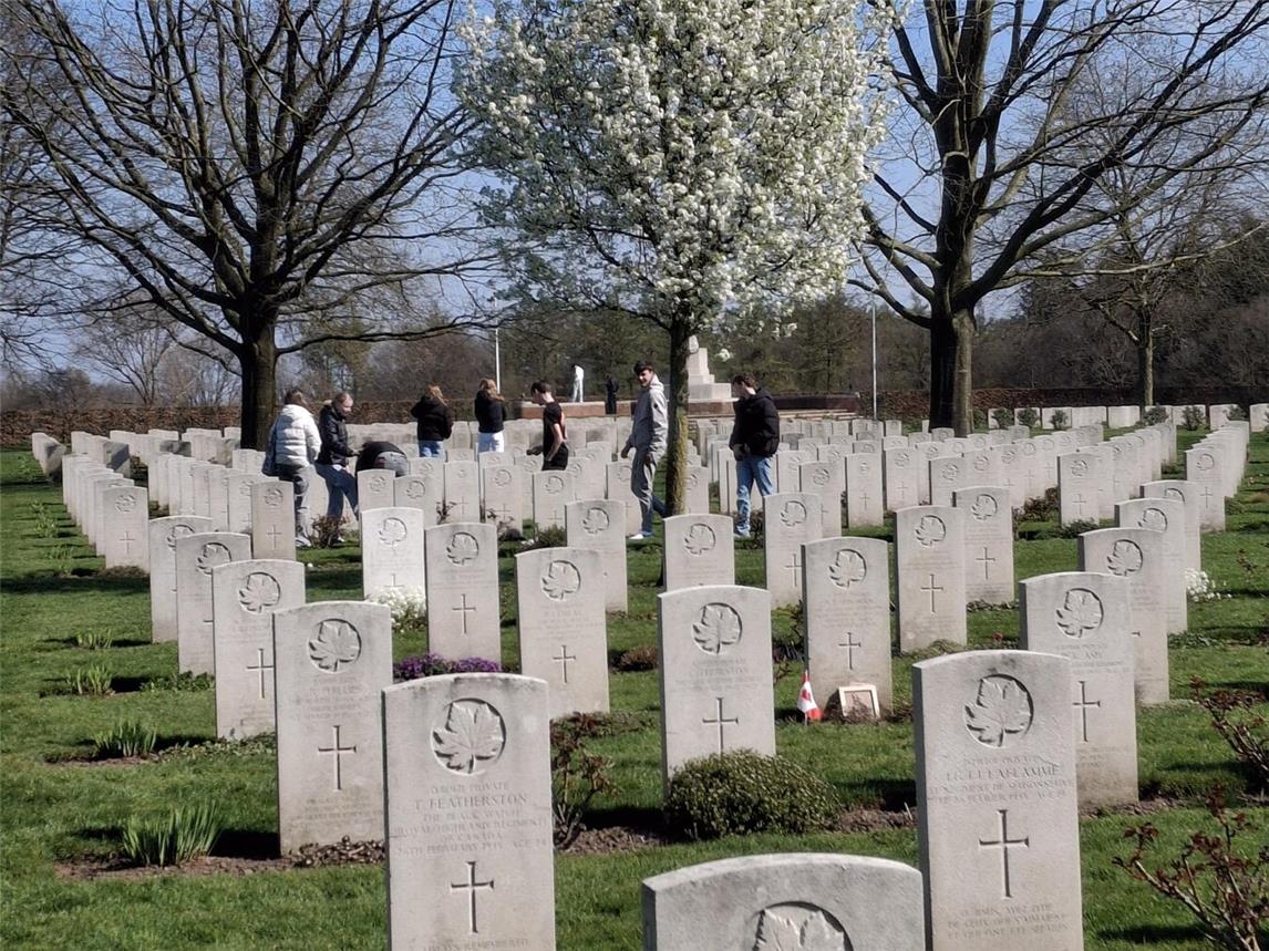 Nach einer kurzen Einführung, in der es maßgeblich um die Geschehnisse rund um die Offensive „Market Garden“ im September 1944 ging, legten die Jugendlichen Rosen auf die Gräber der damals in dieser Gegend gefallenen Soldaten. Foto: GaF