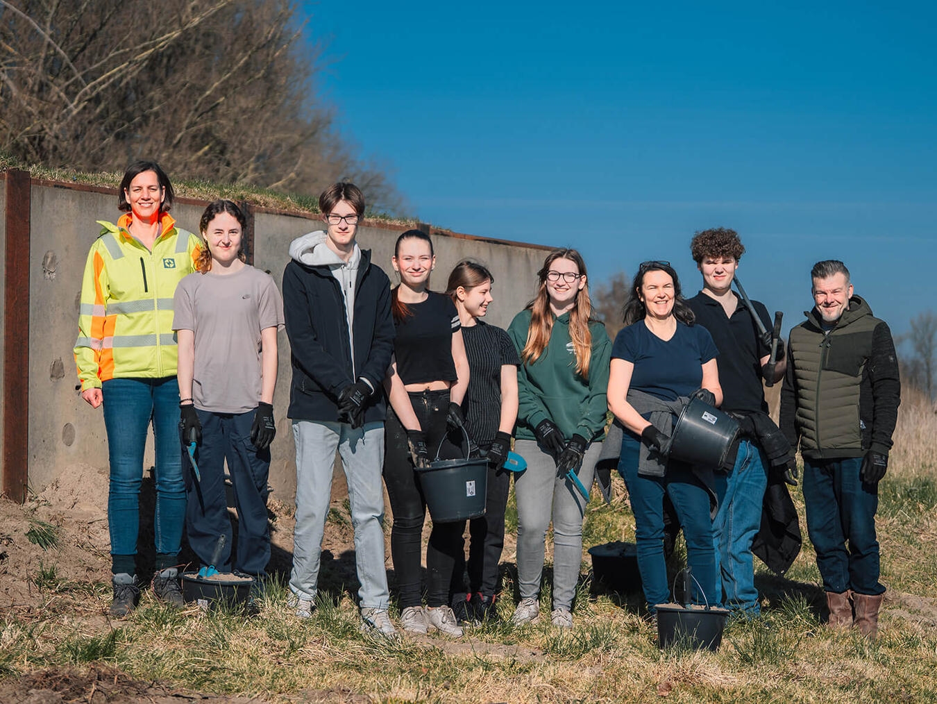 Nach einer Stunde war die Arbeit erledigt: Der Bio-LK der Gesamtschule Hamminkeln und Holemans-Mitarbeiter sind froh über das gemeinsame Projekt am Reeser Bruch. Foto: privat