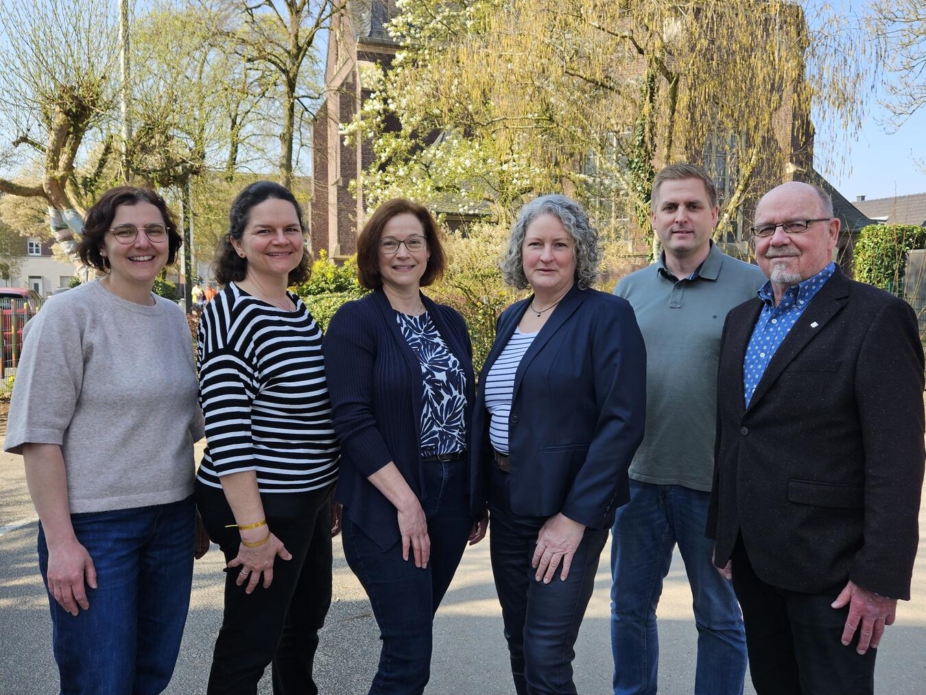 Nach entspannten und einstimmigen Wahlen: Der Vorstand des Heimatvereins Hartefeld-Vernum traf sich zur Planung eines umfangreichen Jahresprogramms. Im Bild (von links): Beisitzerin Nicole van de Kamp, Vorsitzende Dominika Blomberg, Geschäftsführerin Angela Görtz, stellvertretende Vorsitzende Jutta Bergers, Schatzmeister Kai van de Kamp und Beisitzer Herbert van Stephoudt. Foto: Michael Görtz