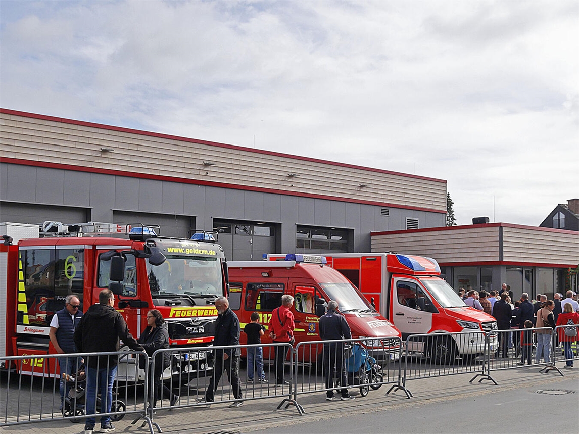 "Neues Feuerwehrgerätehaus Veert nach 15 Monaten Bauzeit, Einweihung 2023, Architektur, Feuerwehr"