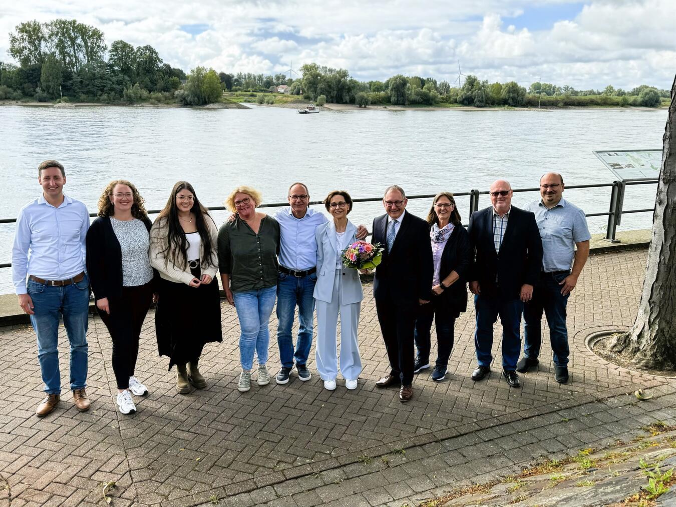 Nach fast 50 Jahren in der Stadtverwaltung: Regina Oostendorp (5.v.r.) verabschiedete sich von ihren Kollegen. Foto: Stadt Rees