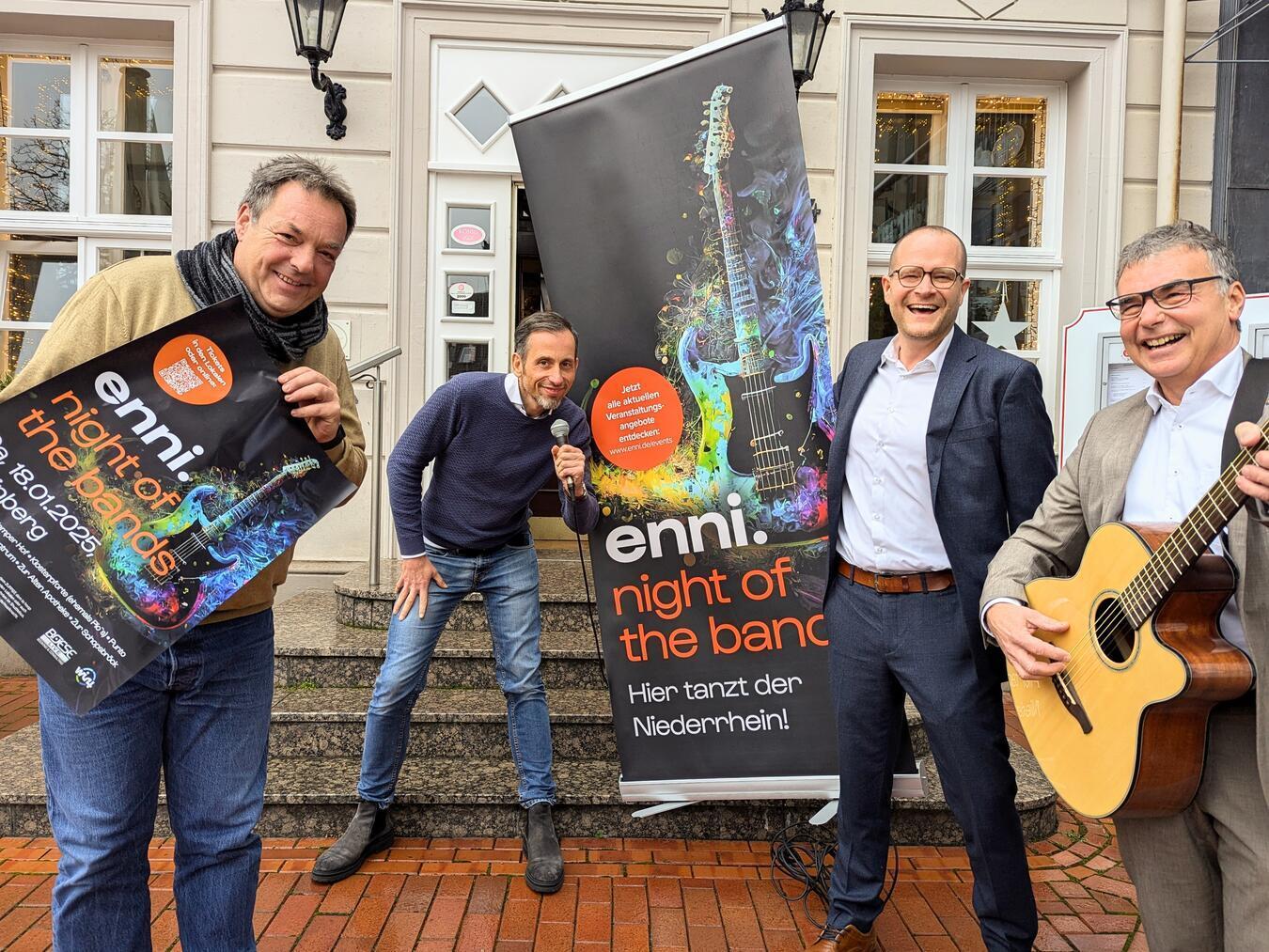 Nach fünf Jahren zieht die Enni Night of the Bands wieder in Rheinberg ein. (V.l): Oliver Prophet (Zur Alten Apotheke), Maik Böse, Jonathan Nierhaus (Enni), Bürgermeister Dietmar Heyde. NN-Foto: JK