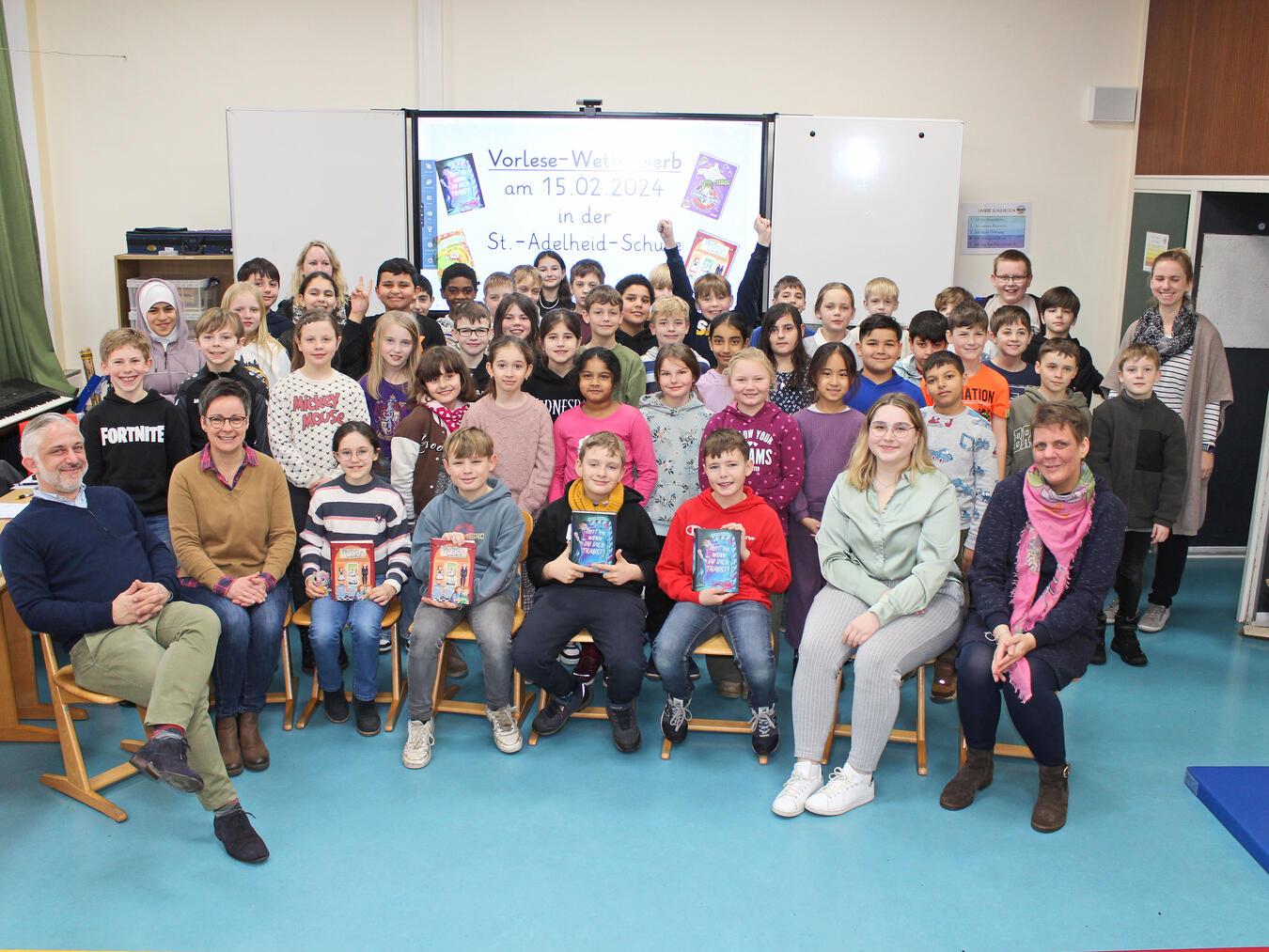 Nach getaner Arbeit noch ein Gruppenfoto zum Abschluss: die Teilnehmer an der St. Adelheid Grundschule.NN-Foto: Thomas Langer
