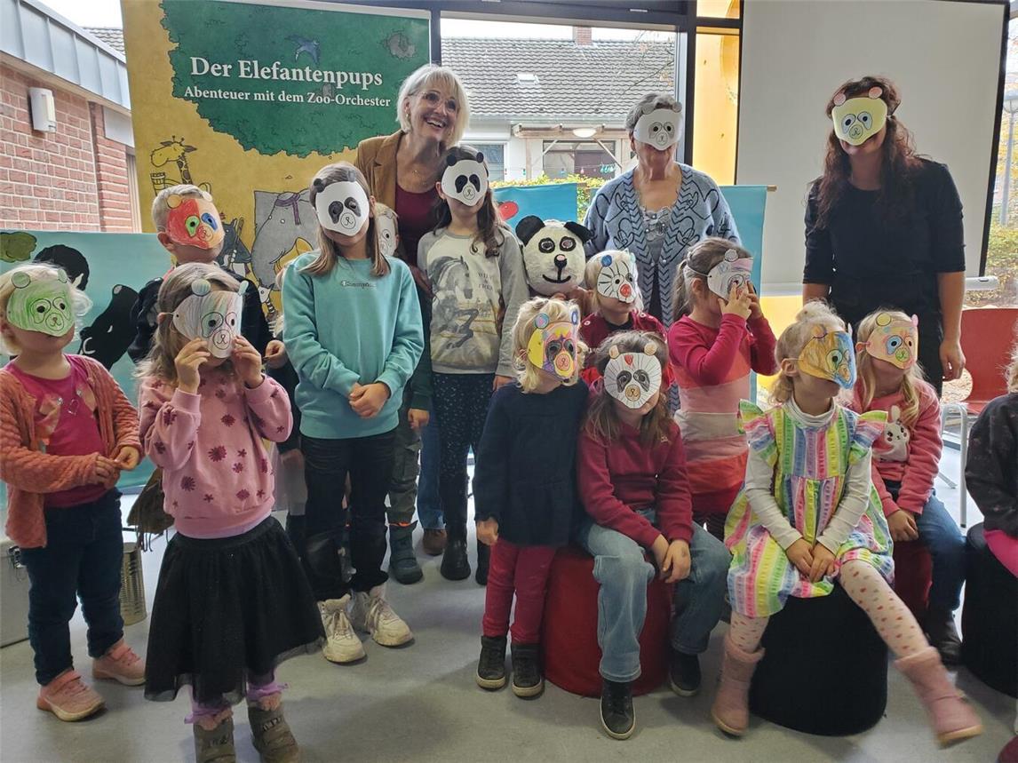 Nach großem Applaus zum Ende der Lesung lud Heidi Leenen ihre kleinen Zuhörer ein, eigene Panda-Masken zu bemalen und zu basteln. Foto: Förderverein der Gemeindebücherei Sonsbeck