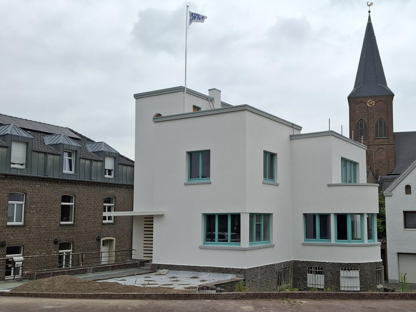 Nach gut eineinhalb Jahren der Arbeiten an der Fassade des außergewöhnlichen Bau- denkmals, Haus Haan in Grieth am Rhein, konnte nun ein "offensichtliches" Etappen- ziel erreicht werden: die (nahezu vollkommene) Fertigstellung der Fassadensanierung. Foto: privat