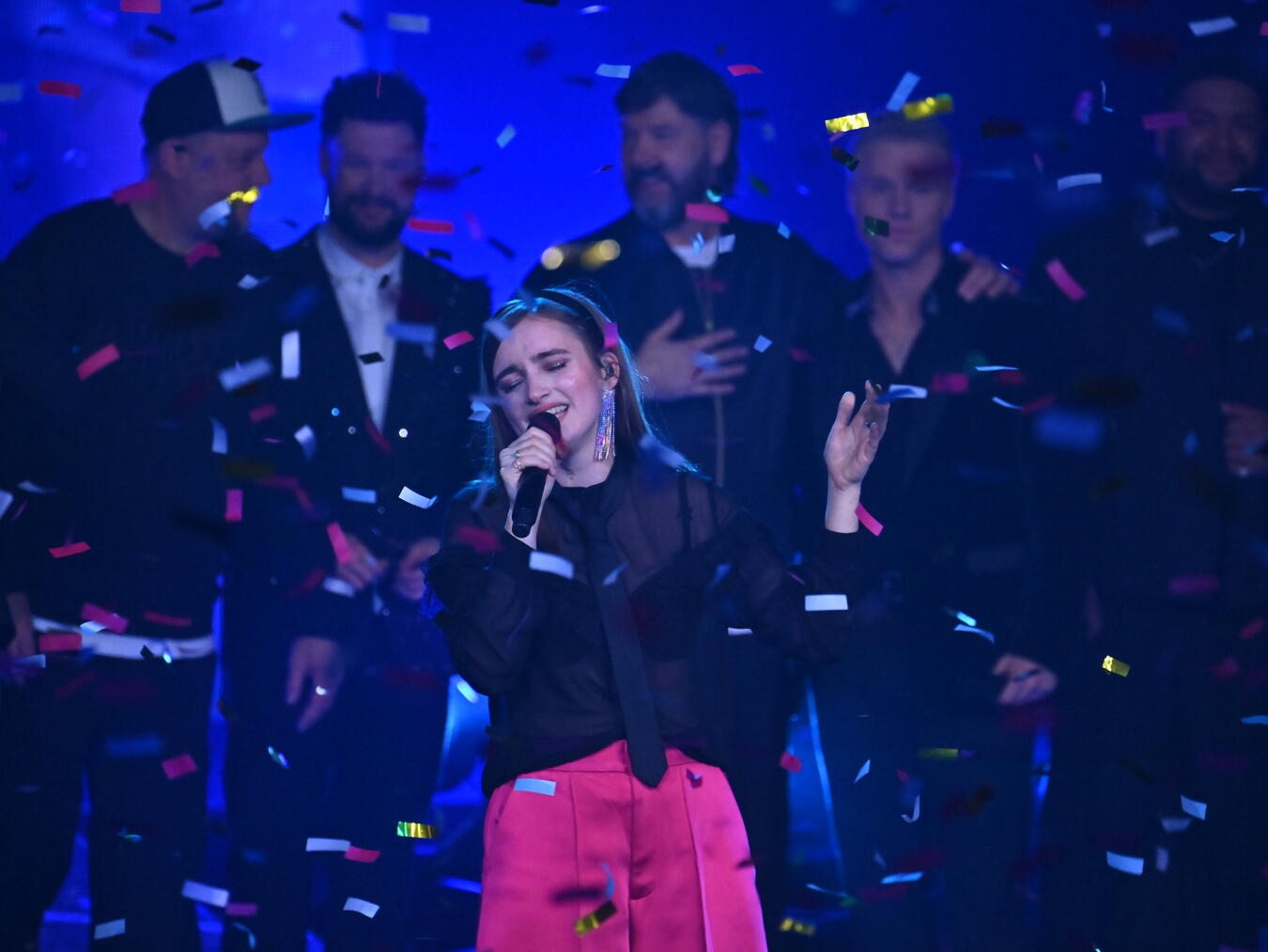 Nach ihrem Sieg durfte Anne Mosters ihren Sieger-Song „Gravity“ noch einmal live singen. Foto: Joyn/Claudius Pflug