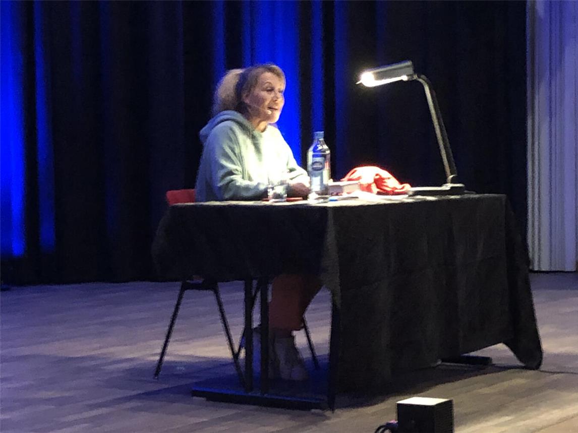 Nach ihrer Lesung im Bürgerhaus kündigt Anne Gesthuysen bereits den nächsten Besuch in Rees an. Foto: privat