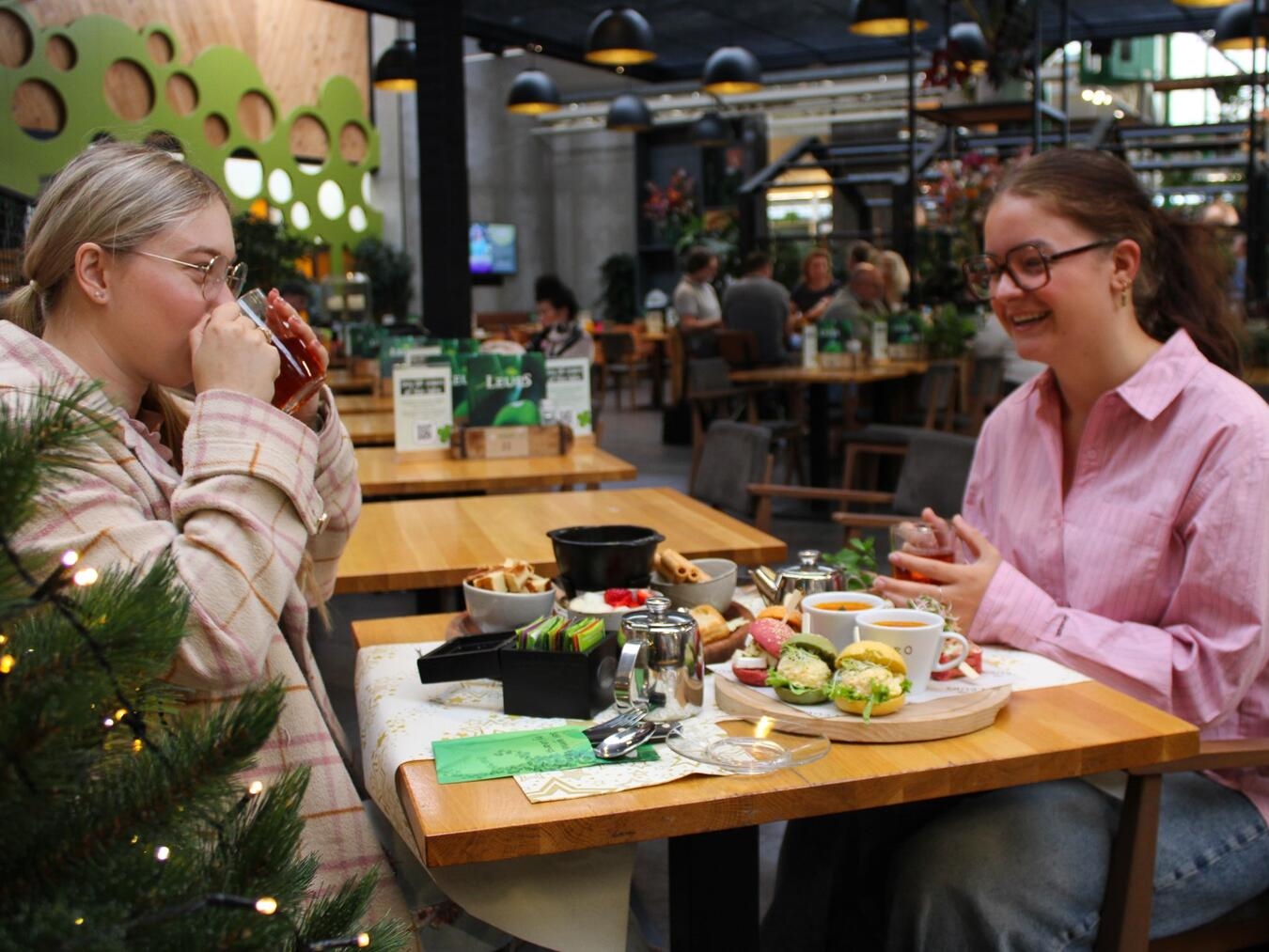 "Entspannung nach dem Shopping im Gartencenter Leurs Restaurant mit Getränken und Speisen"