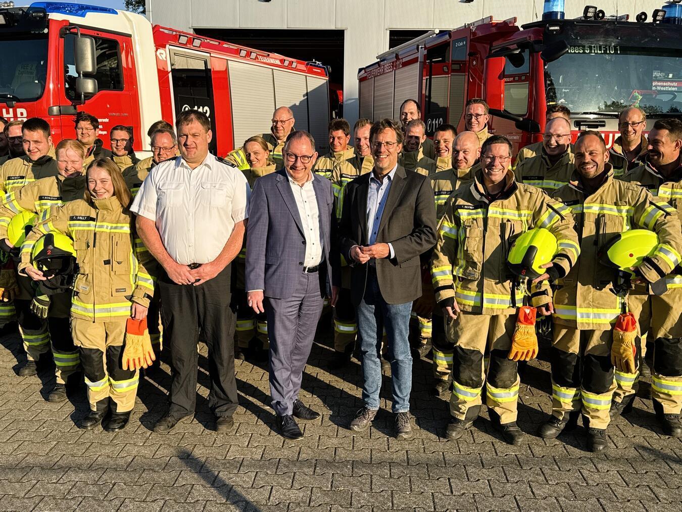 Nach Rees erhielten jetzt auch Bienen und Millingen die neue Schutzausrüstung. Hier: (vorne v.li.) Benjamin Boerboom, stellvertretender Leiter der Freiwiligen Feuerwehr Rees, Sebastian Hense, Bürgermeister Stadt Rees, und Frank Postulart, Fachbereichsleiter Ordnungsamt. Foto: Stadt Rees
