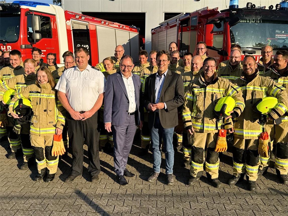 Nach Rees erhielten jetzt auch Bienen und Millingen die neue Schutzausrüstung. Hier: (vorne v.li.) Benjamin Boerboom, stellvertretender Leiter der Freiwiligen Feuerwehr Rees, Sebastian Hense, Bürgermeister Stadt Rees, und Frank Postulart, Fachbereichsleiter Ordnungsamt. Foto: Stadt Rees