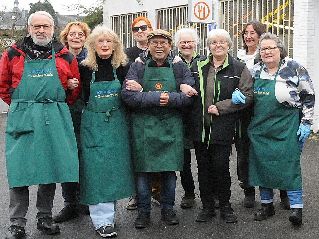 Nach seiner ersten Tour rahmten die Mitarbeiter den „neuen“ Fahrer für ein gemeinsames Foto gerne in ihrer Mitte ein. Fotos: privat