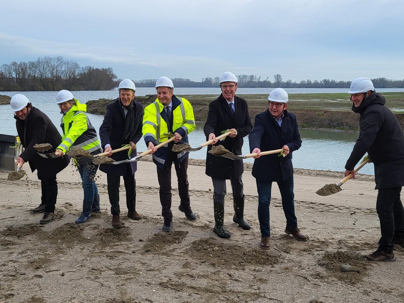 Nach vier Jahren Planung ist nun der offizielle Spatenstich für das „Marissa Lake Village Rees“ am Reeser Meer erfolgt. NN-Foto: MB