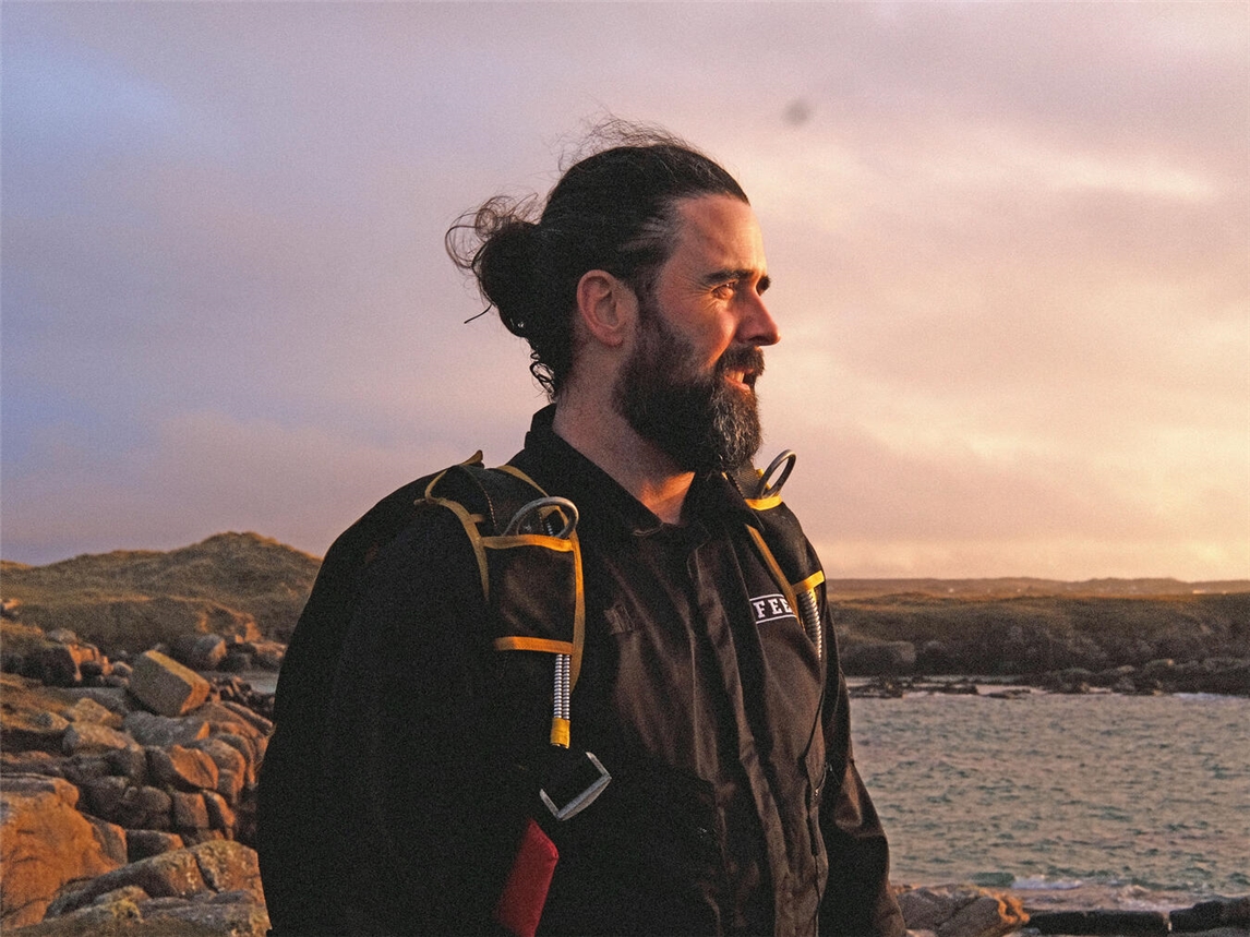 Nach vorherigen Singles wie „1969“, „Western Roads“, „Galactic Tides“ und „Tír Mór“ zeigt „Wildflowers“ eine persönlichere Seite von Feenys Songwriting. Foto: Charlie Joe Doherty