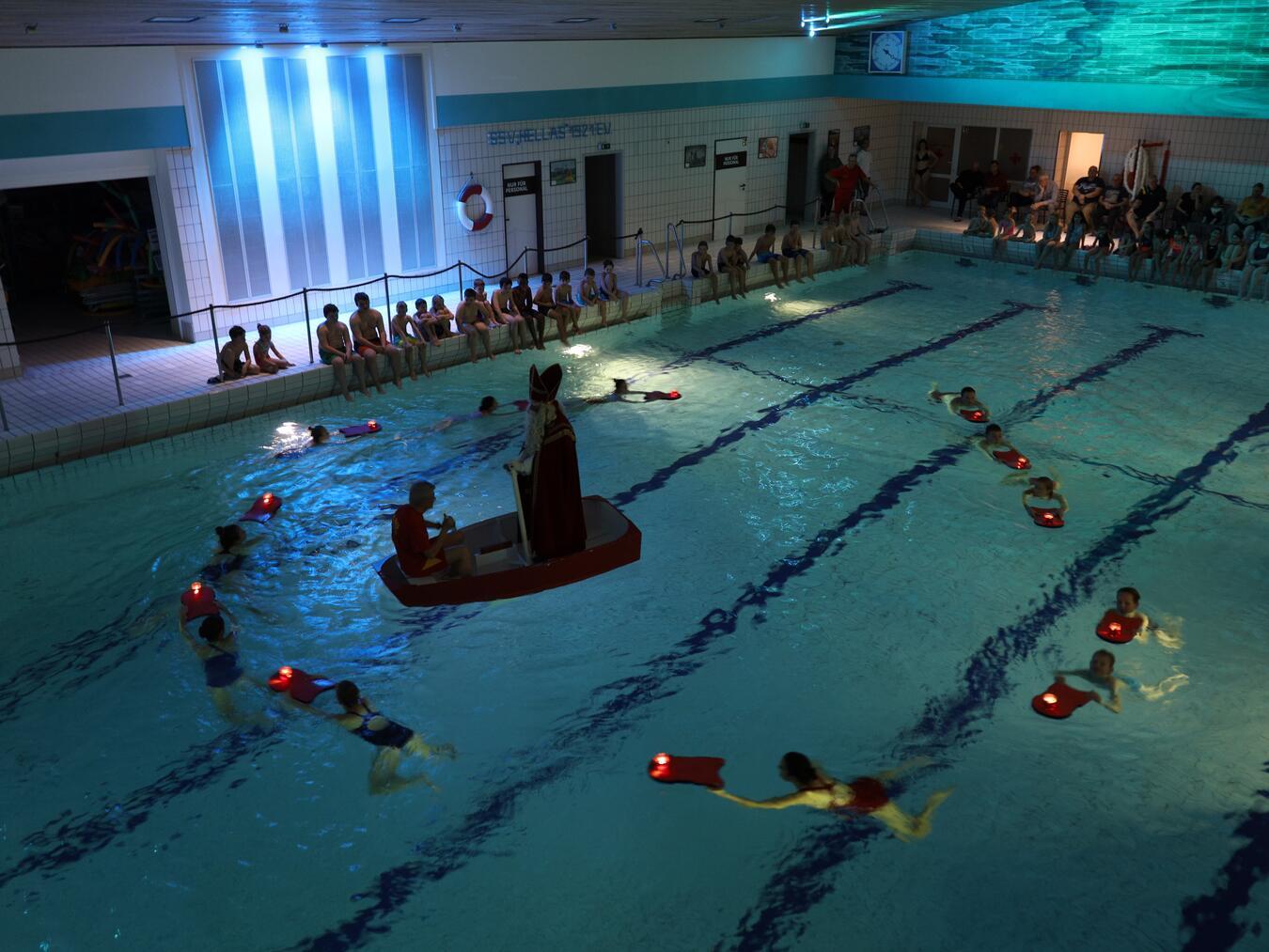 Nachdem der Nikolaus mit dem Boot zu den Kindern gereist ist, durften diese ihre Gedichte vortragen. Foto: Tim Behrens