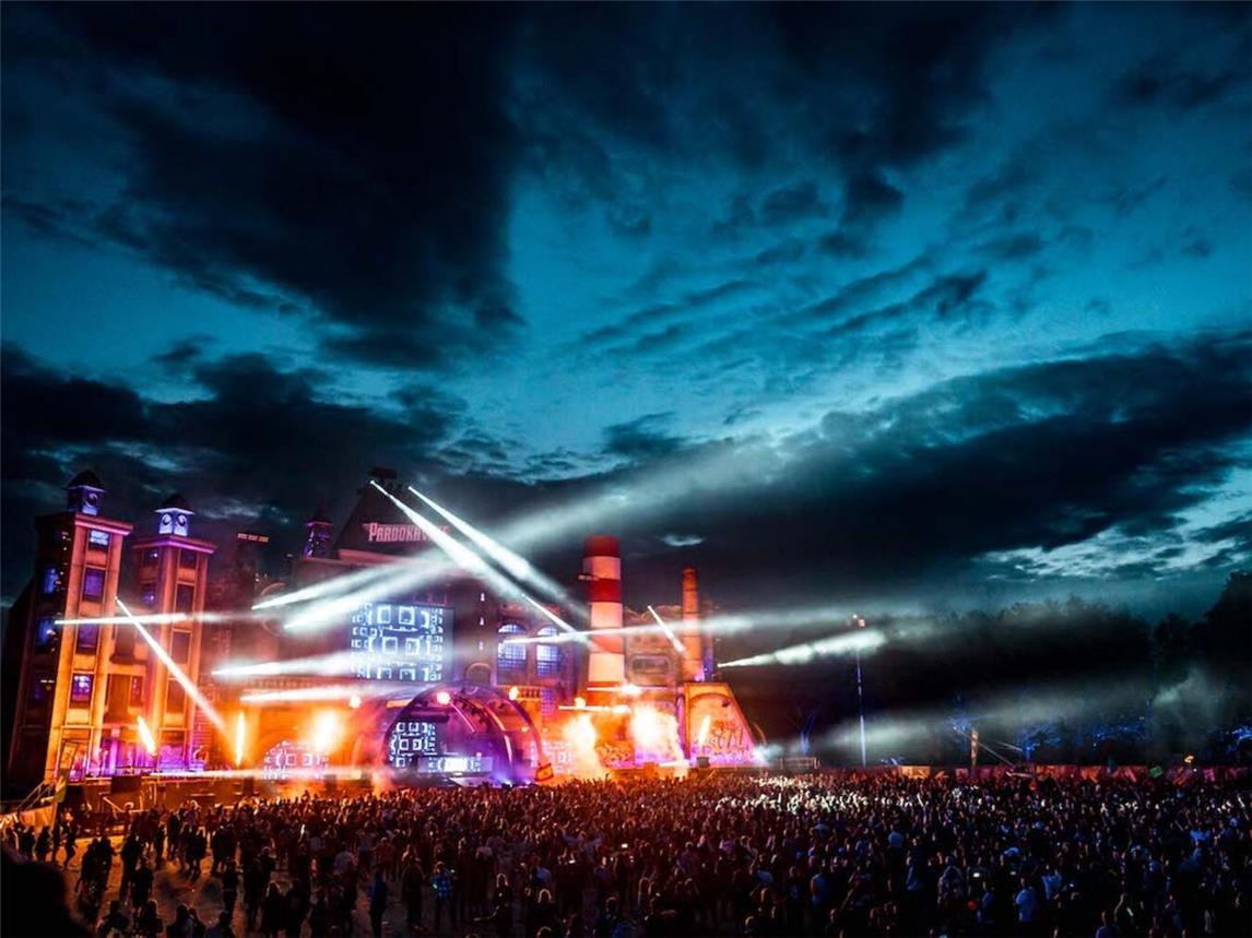 Nachdem im vergangenen Jahr unter großem Jubel die „Bill’s Factory“ verabschiedet wurde, sehen die Besucher am Festivalfreitag erstmals das komplett neue Design und erleben mit Einbruch der Dunkelheit eine einmalige Opening Ceremony sowie weitere Specials. Foto: Niclas Ruehl