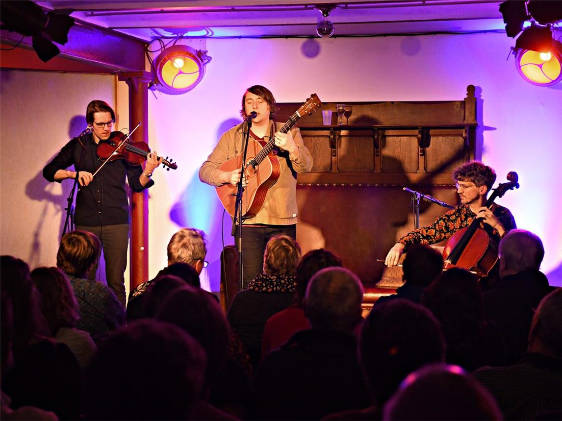Nachdem John Blek & The Broken Strings 2024 das erste Mal zusammen in den Van Heys Studios in Kleve ein wundervolles Konzert spielten und die Zuschauer begeisterten, kommen sie nun zurück. Foto: John Blek & The Broken Strings