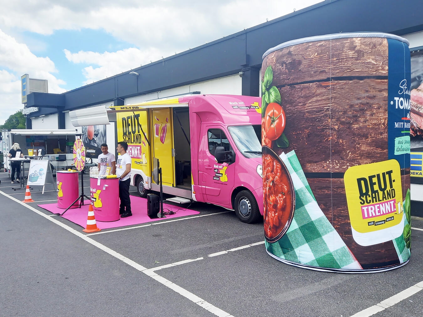"Showtruck 'Deutschland trennt' und KKA Infomobil auf Edeka-Parkplatz in Kevelaer, Foto von Stefan Mülders"