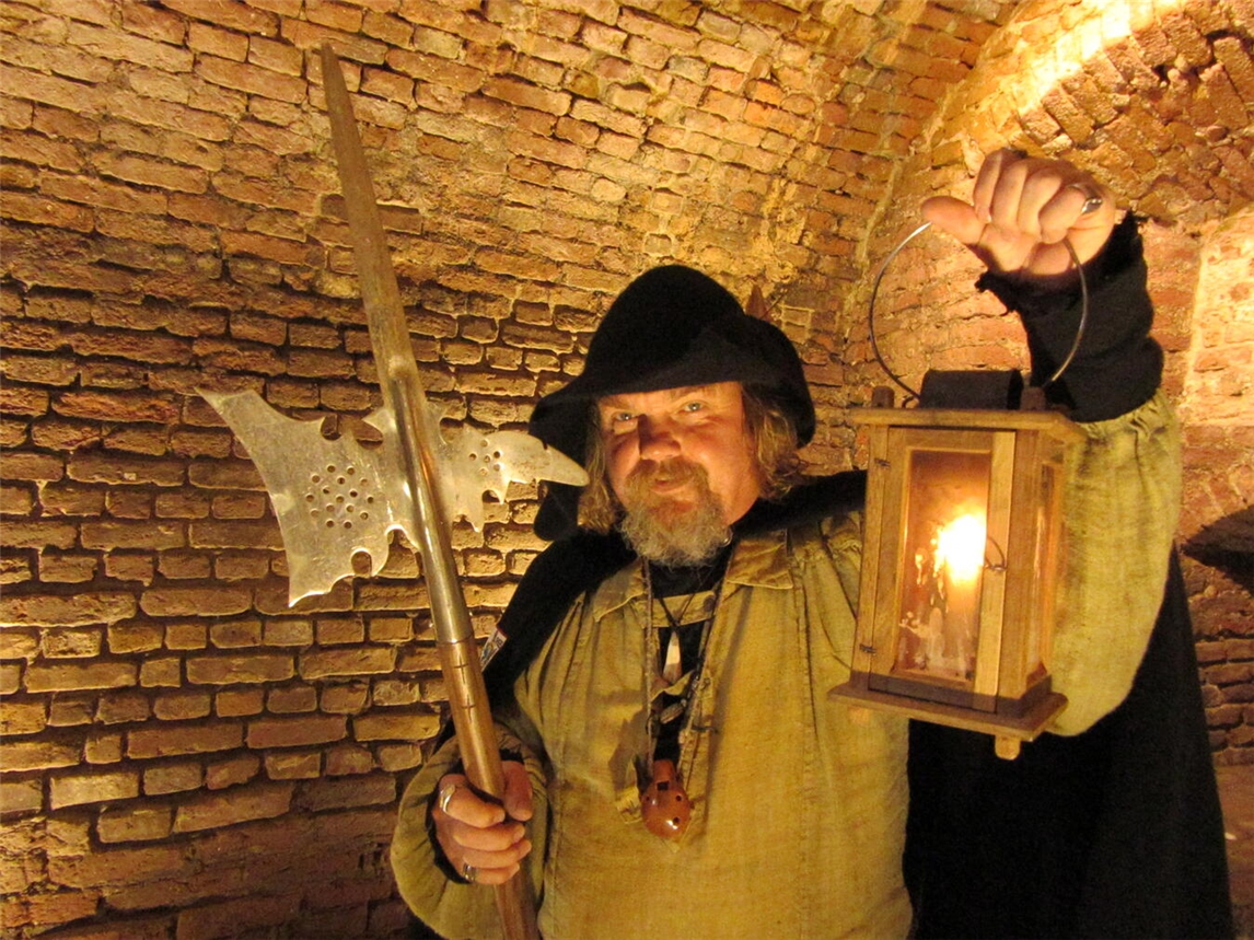 Nachtwächter Heinz Wellmann lädt zu einer Nachtwächterführung speziell für Kinder ein. Foto: Stadt Rees