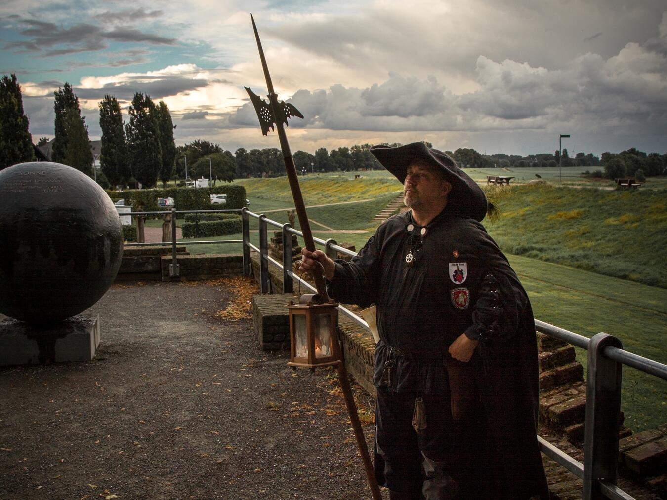Nachtwächter Tommi Nienhuysen führt nächtliche Tour in Rees, traditionelles Gewand, Altstadtführung bei Nacht. Foto: Thomas Gregorio