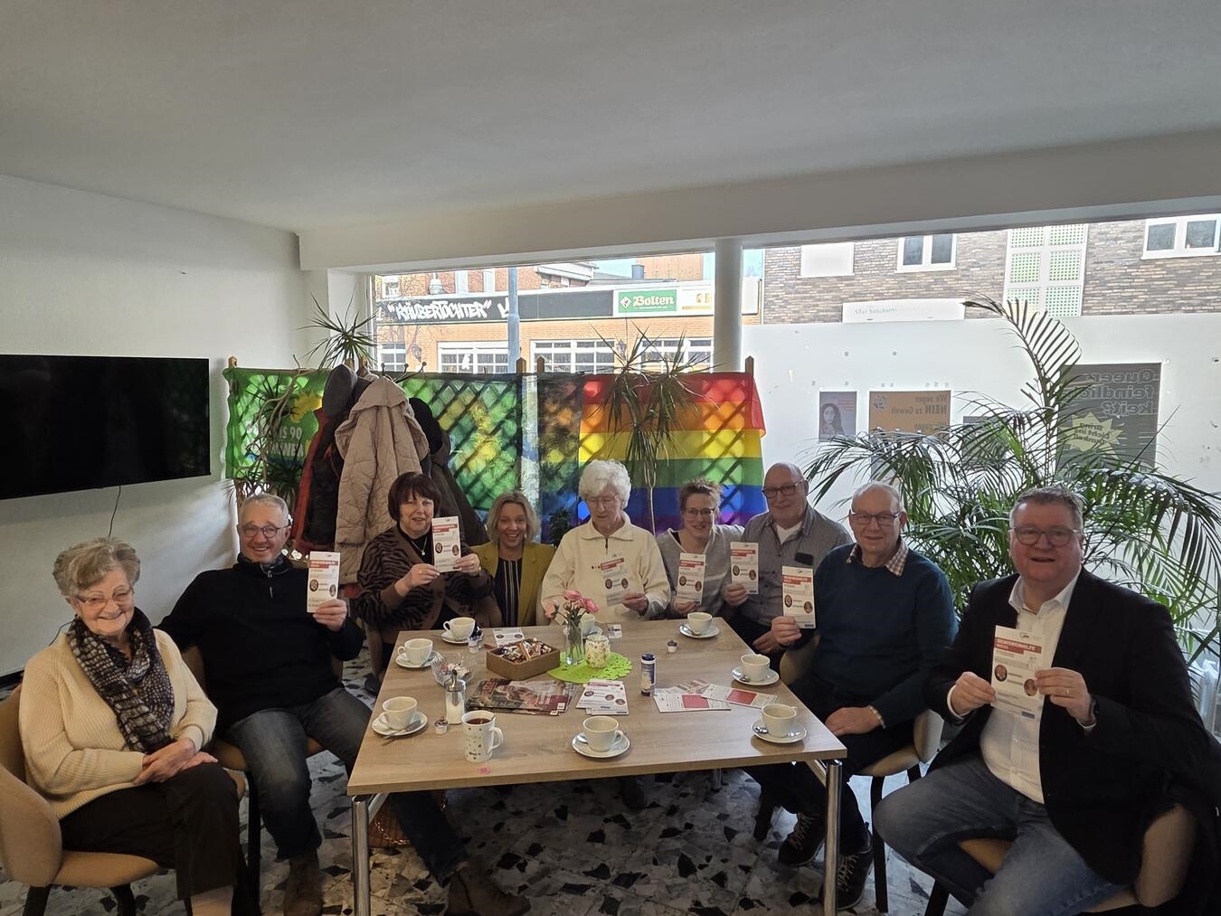 Nadin Horn (gelbe Jacke) inmitten der Mitglieder des Seniorenbeirates und Bürgermeister Georg Koenen (rechts). Foto: Awo Kreisverband Kleve 