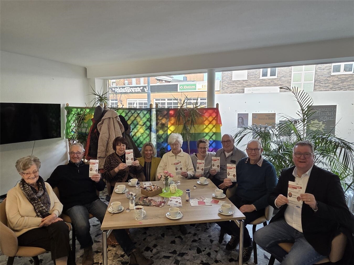 Nadin Horn (gelbe Jacke) inmitten der Mitglieder des Seniorenbeirates und Bürgermeister Georg Koenen (rechts). Foto: Awo Kreisverband Kleve 