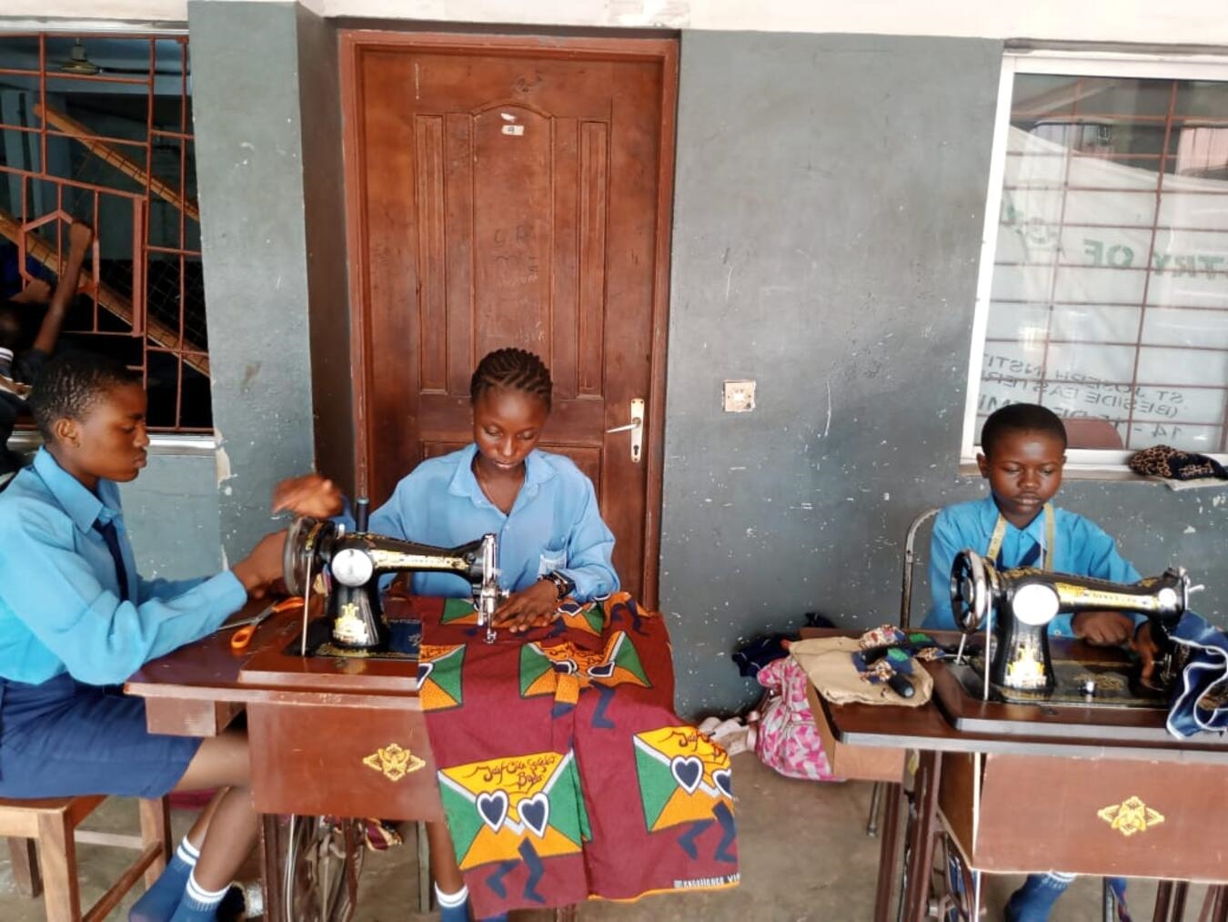 Nähunterricht mit den fianzierten Nähmaschinen des Fairtrade-Teams. Foto: privat