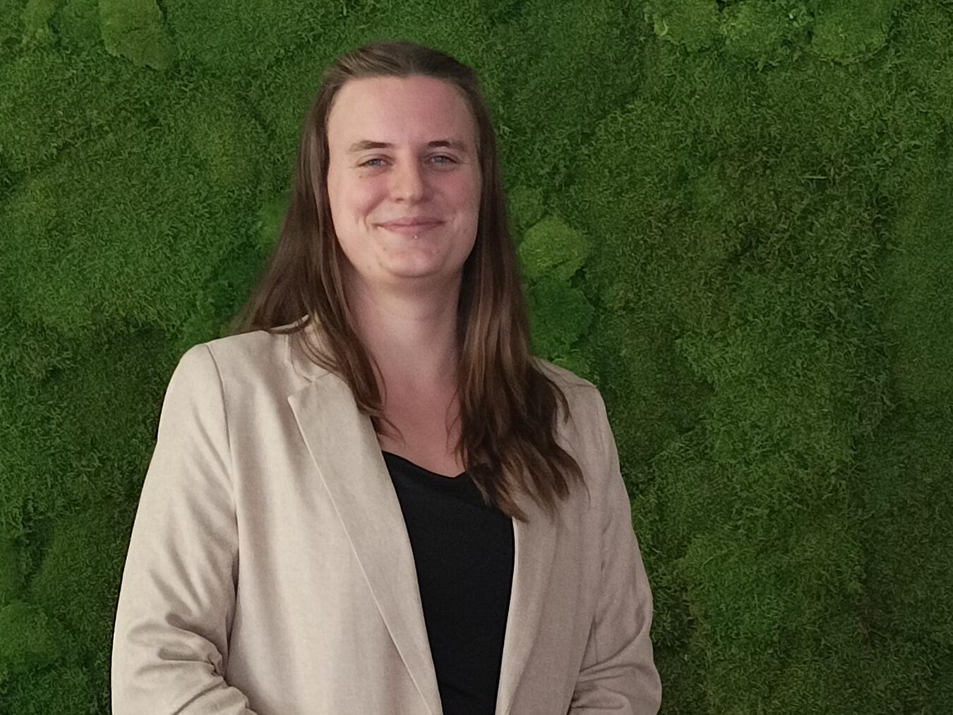 Naemi Edinger lächelt, neue Aufgabe bei Verbraucherzentrale Kreis Kleve. Foto: privat