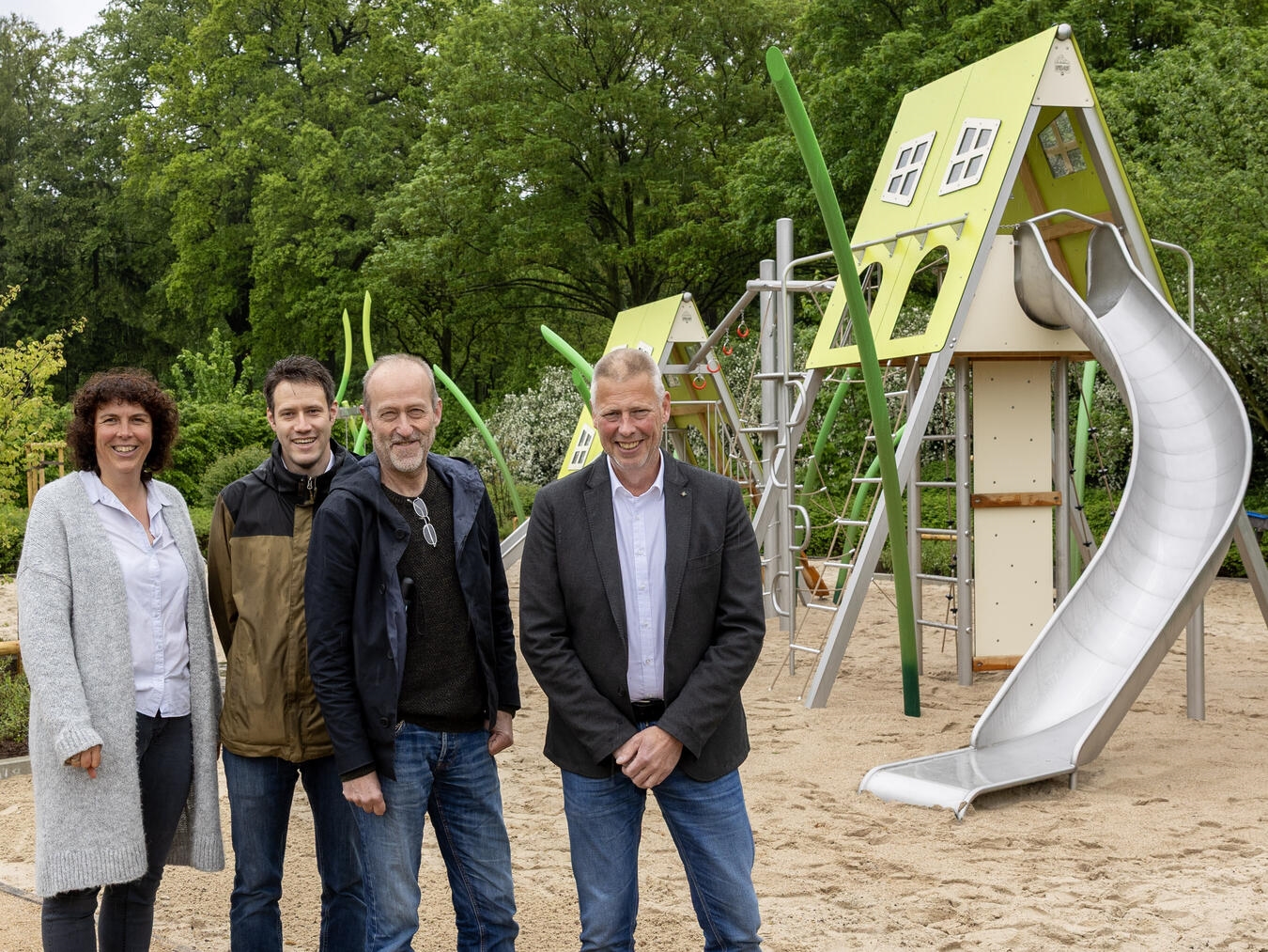 "Heike Püttgen-Evers, Michael Verfürth, Dirk Posdena und Bürgermeister Markus Dahmen begutachten neuen Spielplatz in Kleve."
