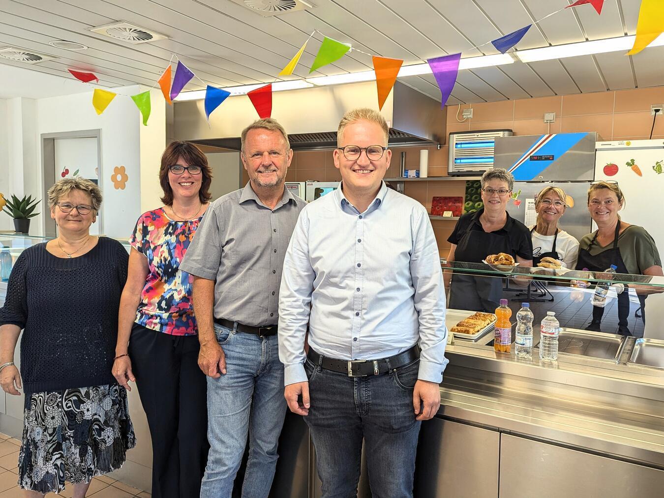 Nahrhaft-leckeres Essen ist ihnen wichtig: (V.l) Corina Schulz (Schulleitung), Sandra Feldmann (Gemeindeverwaltung Bereich Schule), Thomas Ahls (Bürgermister), Oliver Schwarzer (Apetito AG), Stefanie Emmerich, Gisla Reimers und Inge Janssen (Mensaleitung). NN-Foto: JK