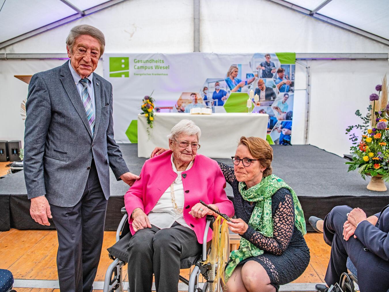 Namenspatin Kati Faßbender (M.) kam ebenfalls zur Eröffnung, hier mit Architekt Heinz Wrede und Leiterin Christel Wolbring. Foto: Gesundheitscampus Wesel