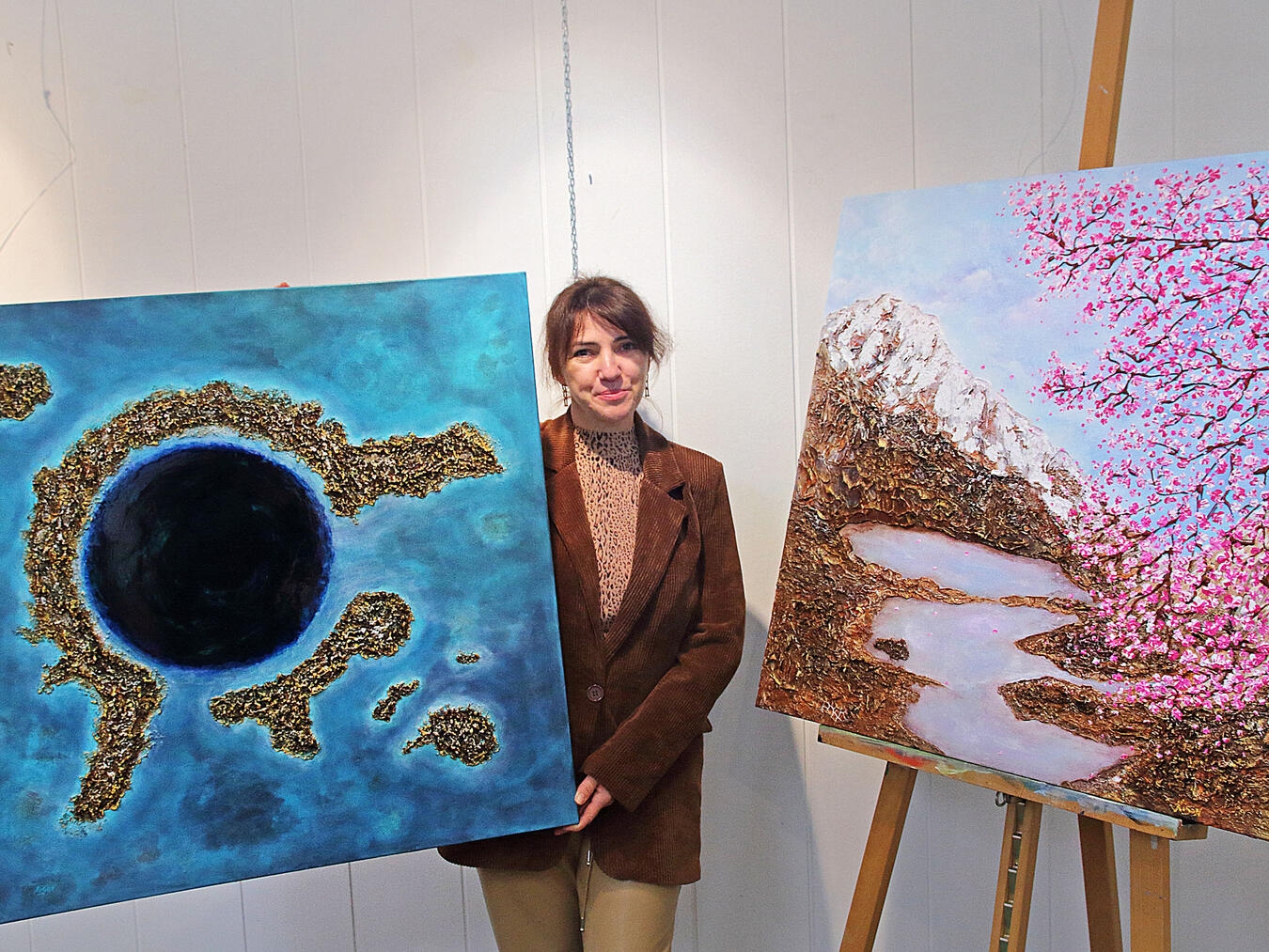 Natalia Kison mit zwei ihrer Werke. NN-Fotos: Theo Leie